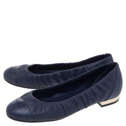 Pre Owned حذاء باليرينا فلات شانيل CC جلد أزرق كحلي مقاس 39.5