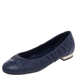 Pre Owned حذاء باليرينا فلات شانيل CC جلد أزرق كحلي مقاس 39.5