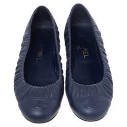 Pre Owned حذاء باليرينا فلات شانيل CC جلد أزرق كحلي مقاس 39.5