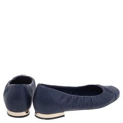 Pre Owned حذاء باليرينا فلات شانيل CC جلد أزرق كحلي مقاس 39.5