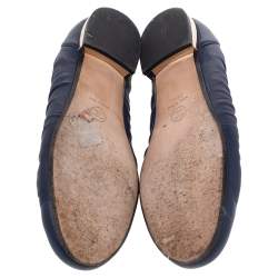 Pre Owned حذاء باليرينا فلات شانيل CC جلد أزرق كحلي مقاس 39.5