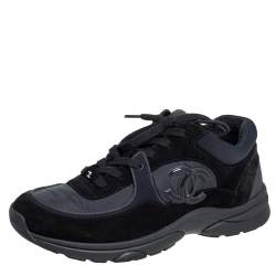 مملوكة مسبقًا حذاء رياضي شانيل ترينير سويدي و نايلون أسود مزين شعار الماركة سي سي مقاس 41