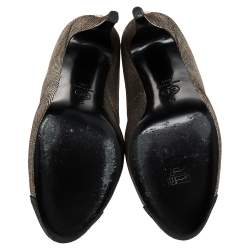 مملوكة مسبقًا حذاء كعب عالي شانيل سويدي منقوش ذهبي فاتح/أسود مقدمة مستديرة CC مقاس 40.5 