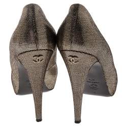 مملوكة مسبقًا حذاء كعب عالي شانيل سويدي منقوش ذهبي فاتح/أسود مقدمة مستديرة CC مقاس 40.5 