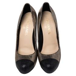 مملوكة مسبقًا حذاء كعب عالي شانيل سويدي منقوش ذهبي فاتح/أسود مقدمة مستديرة CC مقاس 40.5 