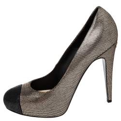 مملوكة مسبقًا حذاء كعب عالي شانيل سويدي منقوش ذهبي فاتح/أسود مقدمة مستديرة CC مقاس 40.5 