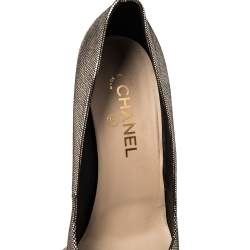 مملوكة مسبقًا حذاء كعب عالي شانيل سويدي منقوش ذهبي فاتح/أسود مقدمة مستديرة CC مقاس 40.5 