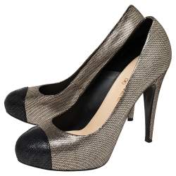 مملوكة مسبقًا حذاء كعب عالي شانيل سويدي منقوش ذهبي فاتح/أسود مقدمة مستديرة CC مقاس 40.5 