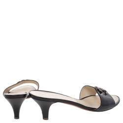 Pre Owned صندل سلايد شانيل جلد لامع أسود مزين شعار الماركة سي سي متداخل مقاس 39.5