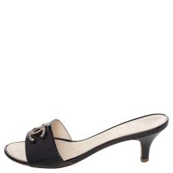 Pre Owned صندل سلايد شانيل جلد لامع أسود مزين شعار الماركة سي سي متداخل مقاس 39.5