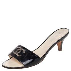 Pre Owned صندل سلايد شانيل جلد لامع أسود مزين شعار الماركة سي سي متداخل مقاس 39.5