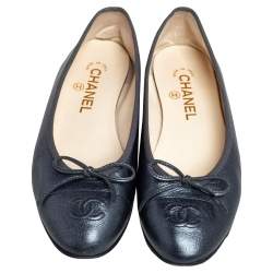 Pre Owned حذاء باليرينا فلات شاتيل جلد أزرق ميتاليك مقدمة زرقاء مزينة شعار الماركة سي سي مزين فيونكة مقاس 37.5