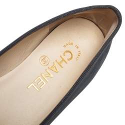 Pre Owned حذاء باليرينا فلات شاتيل جلد أزرق ميتاليك مقدمة زرقاء مزينة شعار الماركة سي سي مزين فيونكة مقاس 37.5