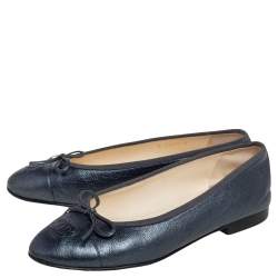 Pre Owned حذاء باليرينا فلات شاتيل جلد أزرق ميتاليك مقدمة زرقاء مزينة شعار الماركة سي سي مزين فيونكة مقاس 37.5