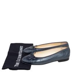 Pre Owned حذاء باليرينا فلات شاتيل جلد أزرق ميتاليك مقدمة زرقاء مزينة شعار الماركة سي سي مزين فيونكة مقاس 37.5