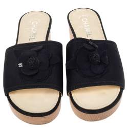 مملوكة مسبقًا صندل سلايد شانيل قماش أسود مزين زهرة كاميليا وشعار الماركة سي سي مقاس 40