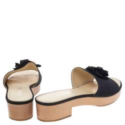 مملوكة مسبقًا صندل سلايد شانيل قماش أسود مزين زهرة كاميليا وشعار الماركة سي سي مقاس 40