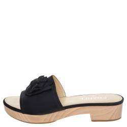 مملوكة مسبقًا صندل سلايد شانيل قماش أسود مزين زهرة كاميليا وشعار الماركة سي سي مقاس 40