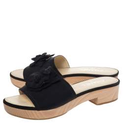 مملوكة مسبقًا صندل سلايد شانيل قماش أسود مزين زهرة كاميليا وشعار الماركة سي سي مقاس 40