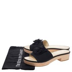 مملوكة مسبقًا صندل سلايد شانيل قماش أسود مزين زهرة كاميليا وشعار الماركة سي سي مقاس 40