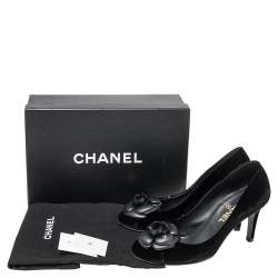 مملوكة مسبقًا حذاء كعب عالي شانيل CC كاميليا قطيفة أسود مقاس 38