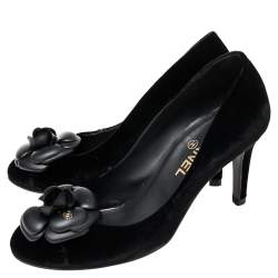 مملوكة مسبقًا حذاء كعب عالي شانيل CC كاميليا قطيفة أسود مقاس 38