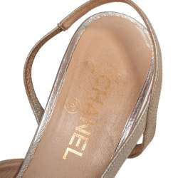 Pre Owned حذاء كعب عالي شانيل غطاء مقدمة سي سي كانفاس وجلد أسود/ ذهبي بسير خلفي مقاس 39