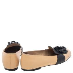 مملوكة مسبقًا Chanel Beige/Black Leather Camellia Slip On Flats Size 39