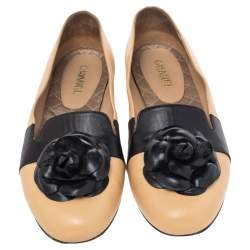 مملوكة مسبقًا Chanel Beige/Black Leather Camellia Slip On Flats Size 39