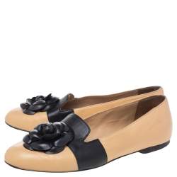 مملوكة مسبقًا Chanel Beige/Black Leather Camellia Slip On Flats Size 39