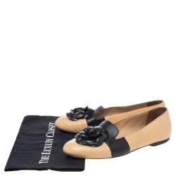 مملوكة مسبقًا Chanel Beige/Black Leather Camellia Slip On Flats Size 39