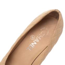 Pre Owned Chanel Beige/Black Quilted Leather CC Cap Toe Pumps Size 37.5