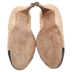 Pre Owned Chanel Beige/Black Quilted Leather CC Cap Toe Pumps Size 37.5