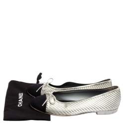 Pre Owned حذاء باليرينا فلات شانيل CC جلد وقماش مغزول أسود / فضي بمقدمة مستديرة مقاس 36.5