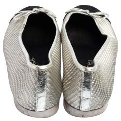 Pre Owned حذاء باليرينا فلات شانيل CC جلد وقماش مغزول أسود / فضي بمقدمة مستديرة مقاس 36.5