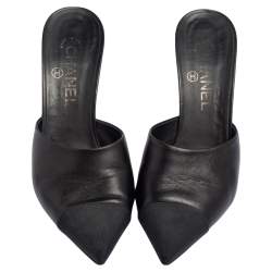 مملوكة مسبقًا Chanel Black Leather and Fabric Pearl and Snake Embellished Heel Pointed Toe Mules Size 37.5