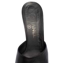 مملوكة مسبقًا Chanel Black Leather and Fabric Pearl and Snake Embellished Heel Pointed Toe Mules Size 37.5