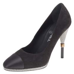 Pre Owned حذاء كعب عالي شانيل سويدي وساتان أسود مقدمة غطاء CC مقاس 39 