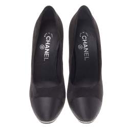 Pre Owned حذاء كعب عالي شانيل سويدي وساتان أسود مقدمة غطاء CC مقاس 39 