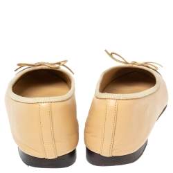 Pre Owned حذاء باليرينا فلات شانيل جلد بيج/أسود CC مقدمة غطاء بفيونكة مقاس 36.5 