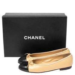 Pre Owned حذاء باليرينا فلات شانيل جلد بيج/أسود CC مقدمة غطاء بفيونكة مقاس 36.5 