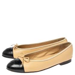 Pre Owned حذاء باليرينا فلات شانيل جلد بيج/أسود CC مقدمة غطاء بفيونكة مقاس 36.5 