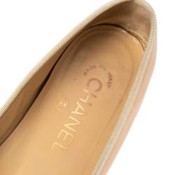 Pre Owned حذاء باليرينا فلات شانيل جلد بيج/أسود CC مقدمة غطاء بفيونكة مقاس 36.5 