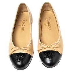 Pre Owned حذاء باليرينا فلات شانيل جلد بيج/أسود CC مقدمة غطاء بفيونكة مقاس 36.5 