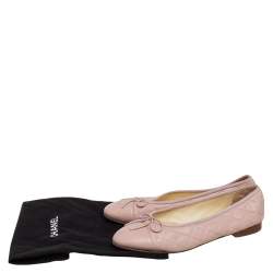 Pre Owned حذاء باليرينا فلات شانيل جلد مبطن بيج مزين شعار الماركة سي سي وفيونكة مقاس 39.5