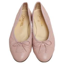 Pre Owned حذاء باليرينا فلات شانيل جلد مبطن بيج مزين شعار الماركة سي سي وفيونكة مقاس 39.5