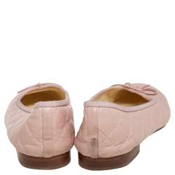 Pre Owned حذاء باليرينا فلات شانيل جلد مبطن بيج مزين شعار الماركة سي سي وفيونكة مقاس 39.5