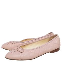 Pre Owned حذاء باليرينا فلات شانيل جلد مبطن بيج مزين شعار الماركة سي سي وفيونكة مقاس 39.5