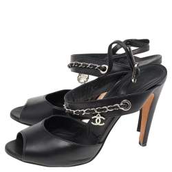 Pre Owned صندل شانيل مقدمة مفتوحة سير كاحل وصلة سلسلة جلد أسود مقاس 38.5