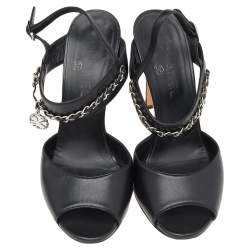 Pre Owned صندل شانيل مقدمة مفتوحة سير كاحل وصلة سلسلة جلد أسود مقاس 38.5